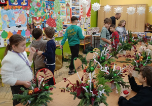Uczniowie podczas tworzenia stroików świątecznych, każe uczeń z zaangażowaniem wykonuje swoją pracę