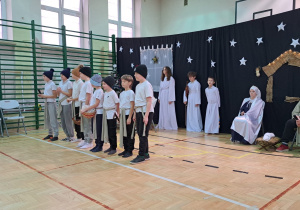 Pasterze przybyli pod stajenkę aby przekazać dary dla Jezuska Józefa i Maryi