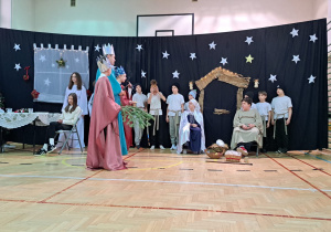 Na zdjęciu cała dekoracja i pod stajenkę przybyli królowie aby przekazać dary dla nowonarodztnego Jezuska