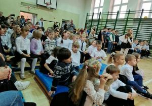Zgromadzeni uczniowie naszej szkoły wraz z rodzicami na sali gimnastycznej podczas przedstawienia