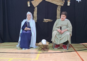 Maryja i Józef na zdjęciu przy stajence.