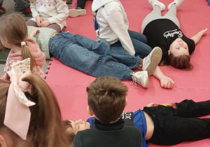 Uczniowie znajdują się na kolorowych matach.Atmosfera jest spokojna i edukacyjna, całe zajęcia mają formę nauki poprzez zabawę, dostosowanej do wieku dzieci.