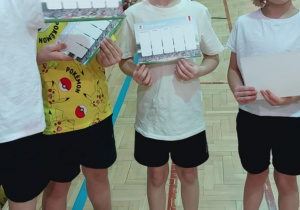 Uczniowie z planami lekcji z logo ŁKS