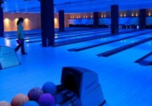 Kręgielnia i dziewczynka rzucająca kulą