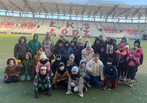 Stadion ŁKS, uczestnicy stoją przodem do aparatu, pozują do zdjęcia grupowego