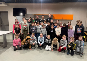 Stadion ŁKS, zdjęcie grupowe w szatni z poznanymi piłkarzami