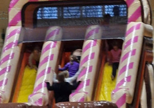 Dzieci na hali sportowej MOSiR, dzieci wchodzą na kolorowego dmuchańca