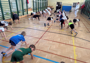 Zajęcia z JUDO na sali gimnastycznej ćwiczą mięśnie do treningu siłowego, chodzą na czworaka