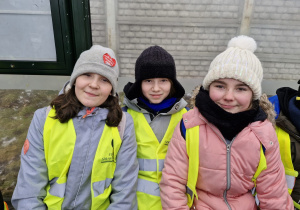 Uczestnicy półkolonii wracają z kina, film się podobał bo buźki uśmiechnięte