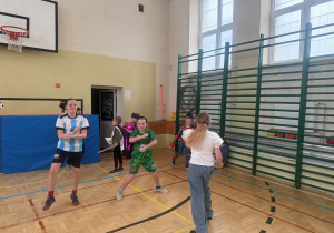 Sala gimnastyczna, dziewczęta tańczą w rytm muzyki