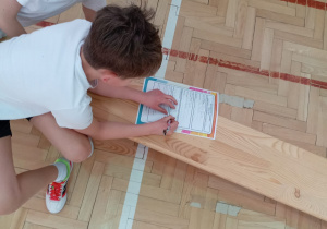 Agenci w „centrum dowodzenia” przy ławeczce, skrupulatnie uzupełniający kolorową Kartę Pracy Agenta Pomiarowego