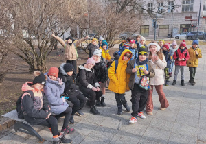 Uczniowie klasy II i III idą do Teatru Pinokio. Wszyscy pozują do aparatu z uśmiechami na twarzy