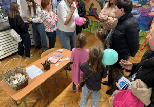 Każdy kto wczoraj nas odwiedził, otrzymał upominek - zdrowego lizaka oraz balonika ze swoim imieniem, naklejkę a także wszystkie prace, które wykonał.