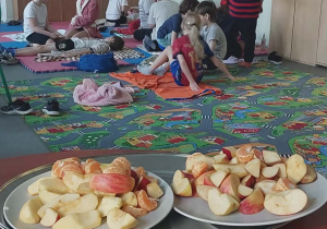 Uczniowie klasy trzeciej na świetlicy przy muzyce relaksacyjnej przygotowują się do rytuału piękna i odprężenia. Na stole zdrowa przekąska przygotowana aby zjeść po przyjemnych masażach. Pokrojone jabłuszka.