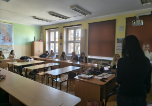 Uczniowie klasy VIII podczas prezentacji uczniów i nauczyciela z XXXIV Liceum Ogólnokształcącego