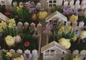 Gotowe prace uczniów klasy III - wiosenne skrzyneczki z żonkilami, stokrotkami, krokusami, a także z symbolami świąt wielkanocnych, czyli kurczaczki i jajeczka.