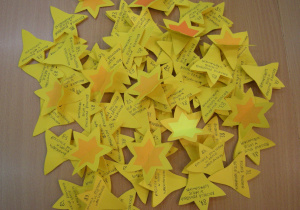 Papierowe żonkile przygotowane na 83 rocznicę powstania Getta Warszawskiego