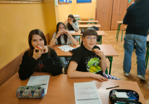 Uczennice klasy VI zajadają się śniadaniem, które same wcześniej przygotowały oraz obliczyły wartość odżywczą. i