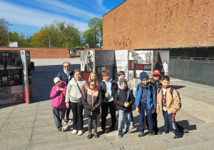 Uczniowie klasy III wraz z wychowawczynią pozują do zdjęcia przed Muzeum Tradycji Niepodległościowych