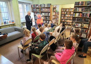 Uczniowie w Bibliotece Miejskiej z Wojciechem Widłakiem