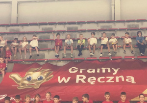 Hala Anilany uczniowie na trybunach z banerem gramy w ręczną