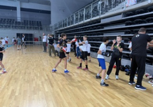 Hala Sport Arena uczniowie w rękawicach bokserskich uczą się boksować przeciwnika