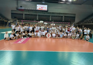 Hala Sport Arena na tle siatki i ekranu na którym widnieje napis Wielosekcyjna lekcja WF z ŁKS.