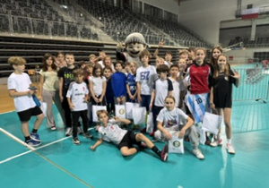 Hala Sport Arena nasi uczniowie pozują z maskotką ŁKS czyli z Rycerzem Wiosny