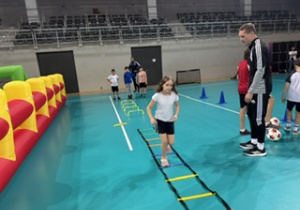 Hala Sport Arena nasi uczniowie trenują przezd meczem piłki nożnej pod okiem piłkarza ŁKS