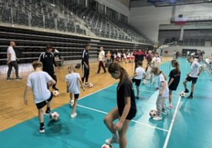 Hala Sport Arena nasi uczniowie trenują przezd meczem piłki nożnej pod okiem piłkarza ŁKS