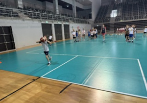 Hala Sport Arena, nasi uczniowie próbują swoich sił w rzutach do kosza